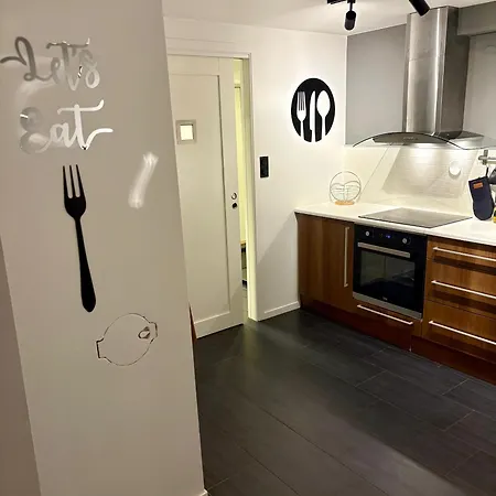 Modern With Aurora & Midnight Sun Views, Close To Snow Dome, Slopes Store & Bus Stop, Free Parking *
