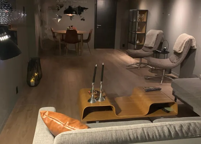 Modern With Aurora & Midnight Sun Views, Close To Snow Dome, Slopes Store & Bus Stop, Free Parking *