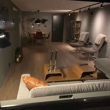 Modern With Aurora & Midnight Sun Views, Close To Snow Dome, Slopes Store & Bus Stop, Free Parking *